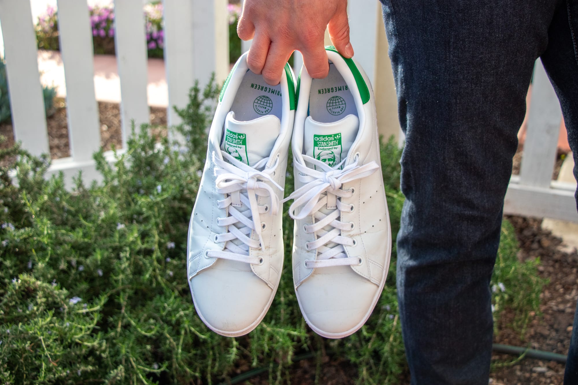 How to Wear White Sneakers (13 Outfit Ideas for Men)