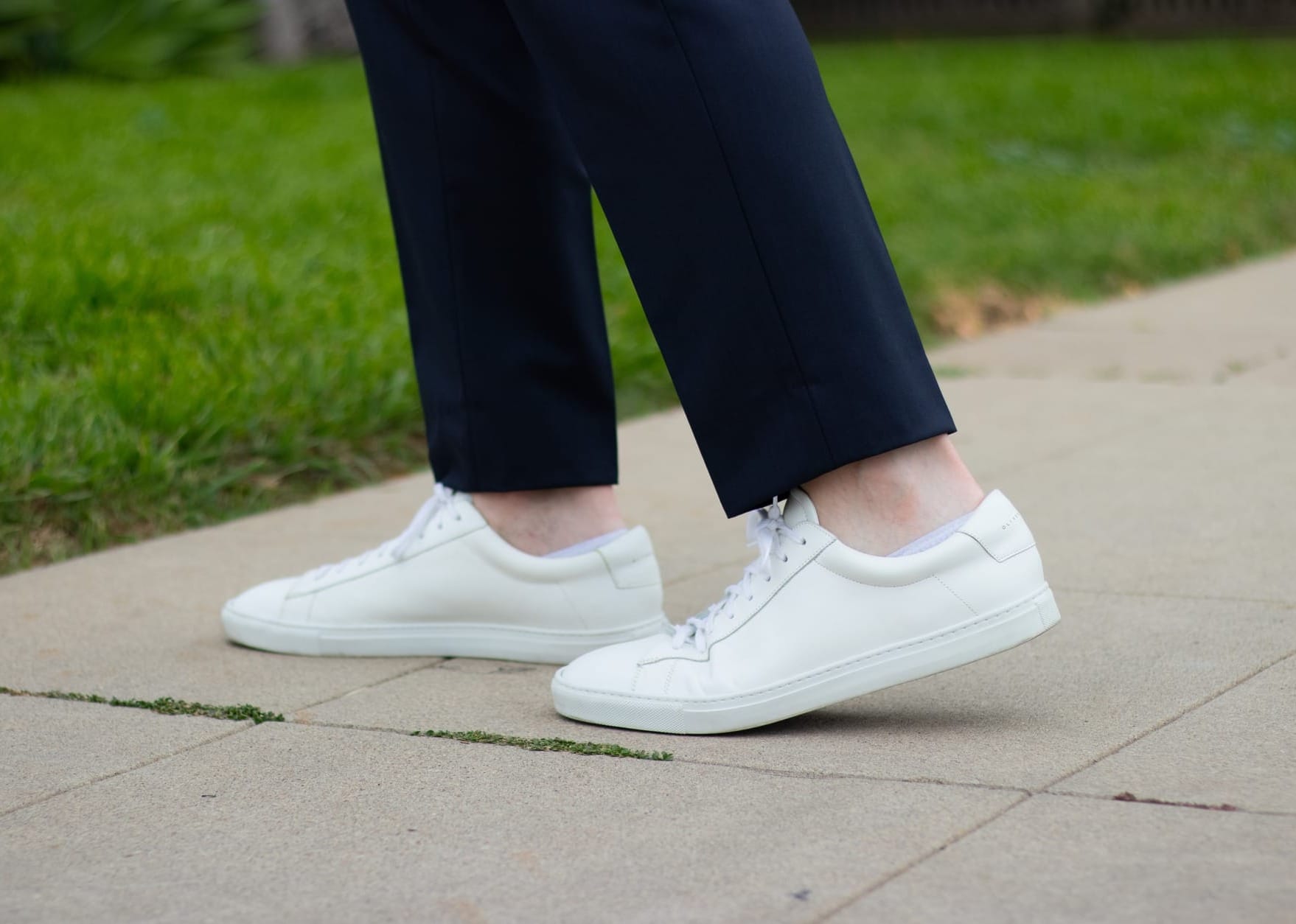 How to Wear White Sneakers (13 Outfit Ideas for Men)