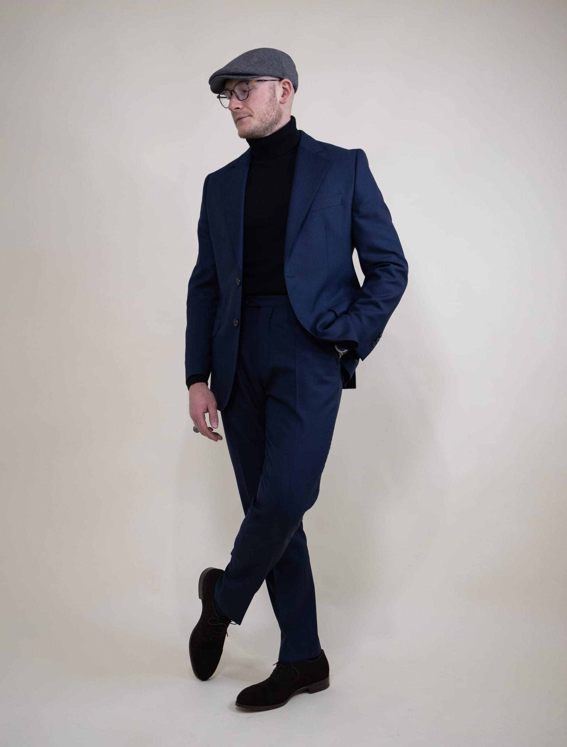 How to Wear a Navy Blue Suit (6 Outfit Ideas for Men)