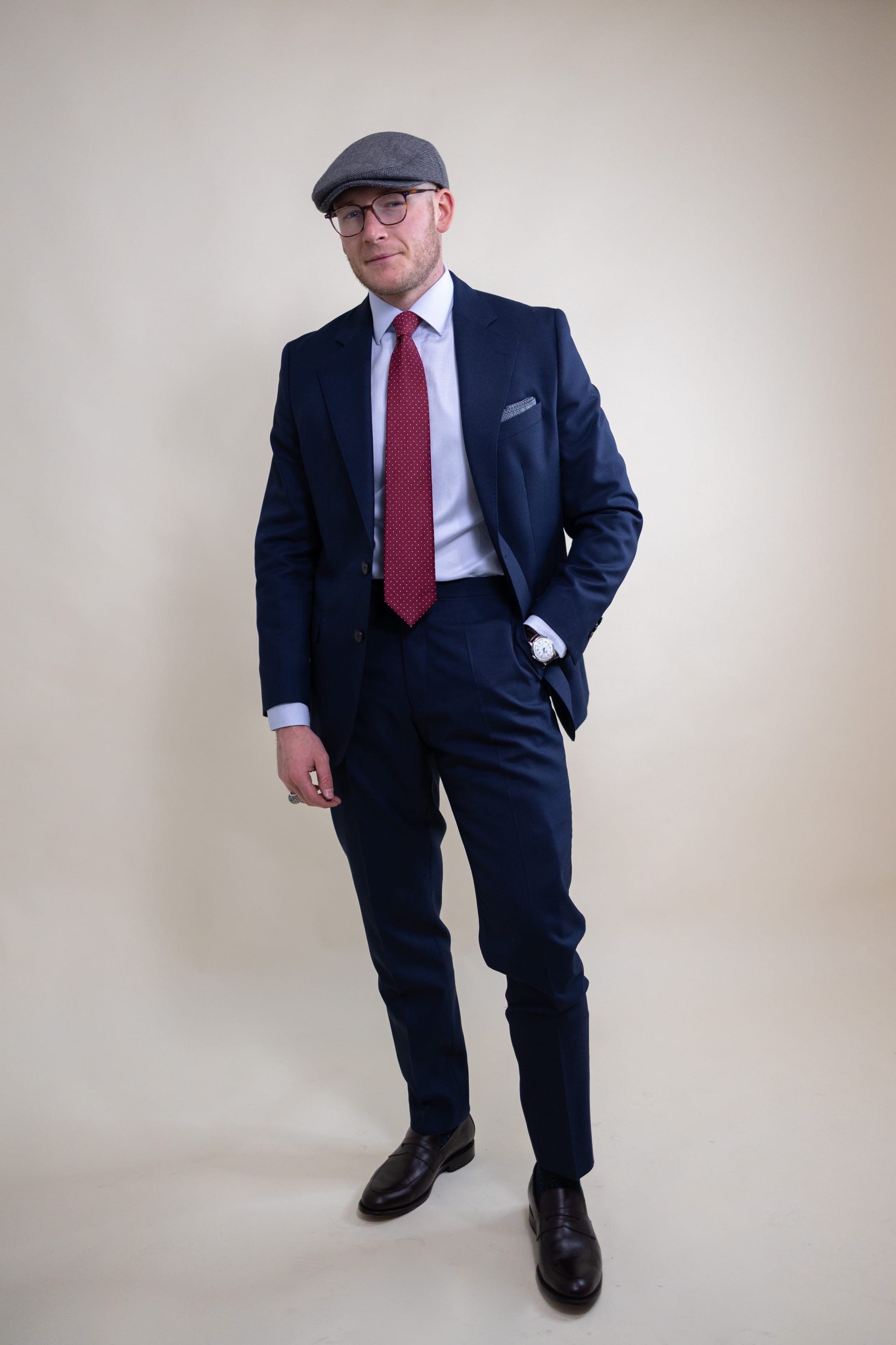 How to Wear a Navy Blue Suit (6 Outfit Ideas for Men)