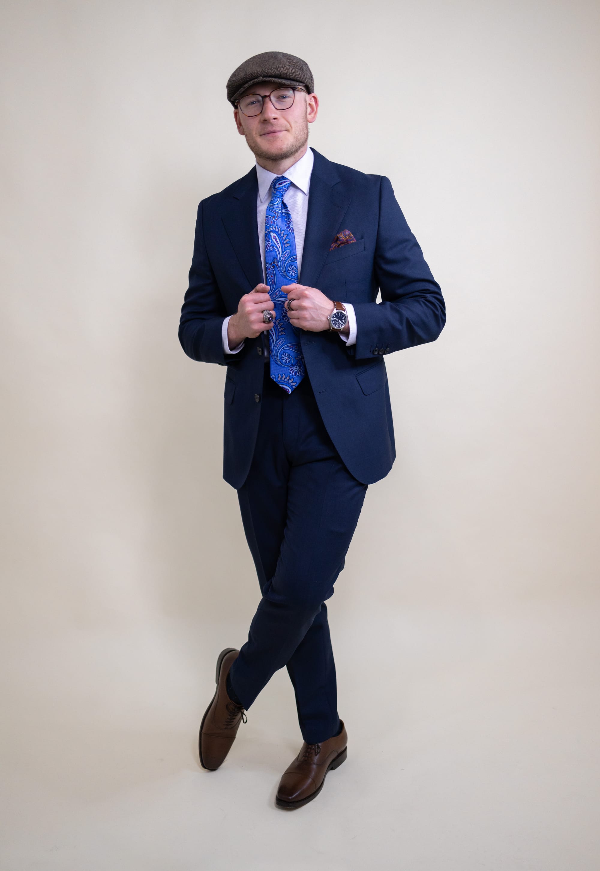 How to Wear a Navy Blue Suit (6 Outfit Ideas for Men)