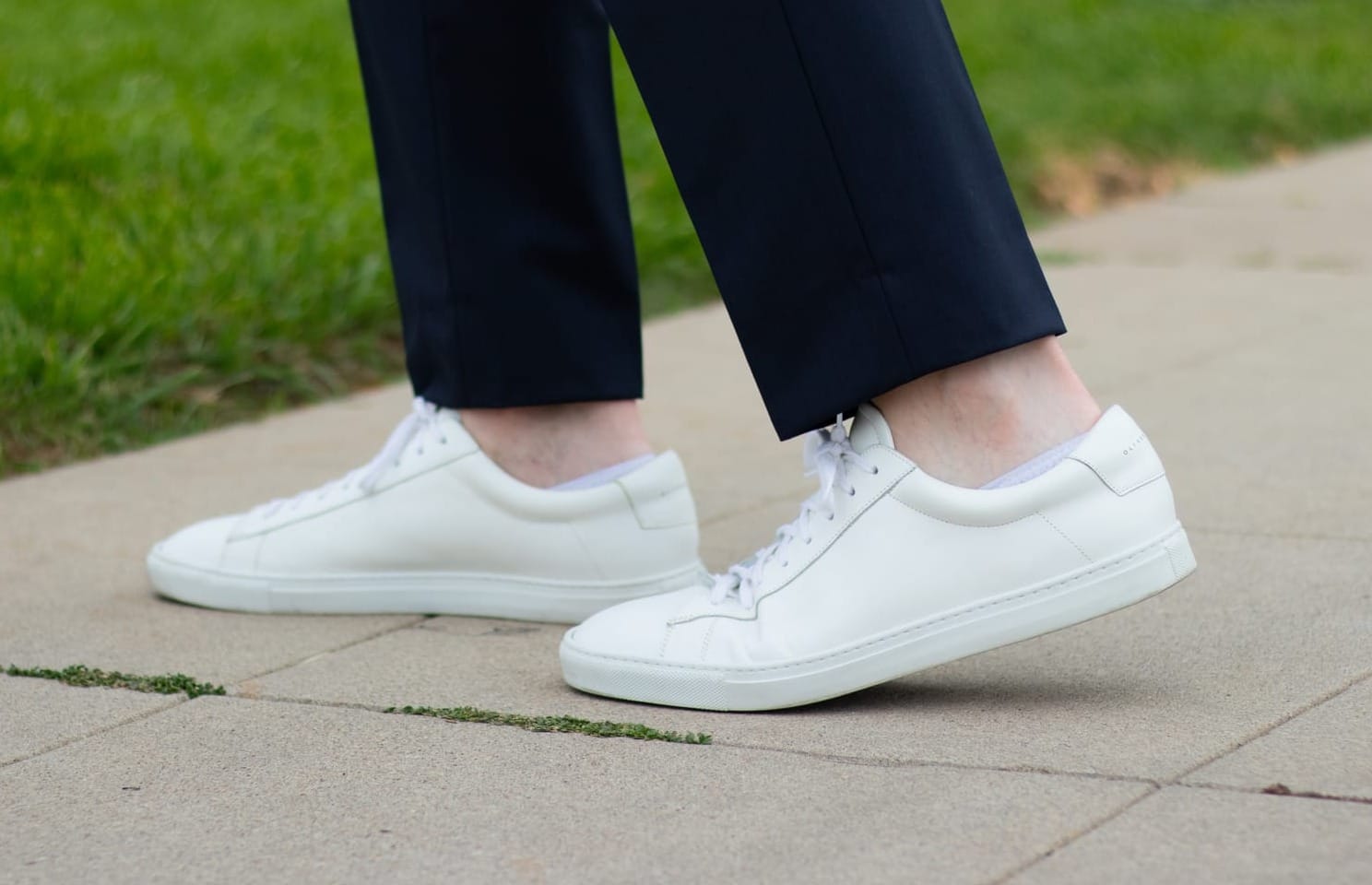 How to Wear White Sneakers (13 Outfit Ideas for Men)