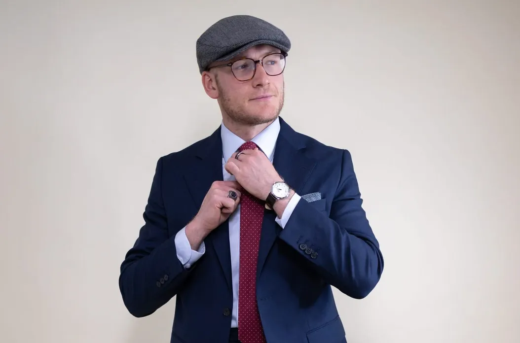 How to Wear a Navy Blue Suit (6 Outfit Ideas for Men)