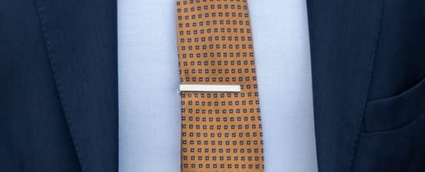how does a clip on tie work